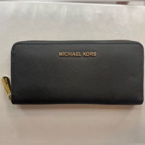 Michael Kors Jet Set Travel Large Saffiano Leather Full-Zip Wallet: Black & Gold
